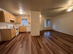 MF 11 - Cedarhurst Village Apartments in Portland, OR - Building Photo - Building Photo