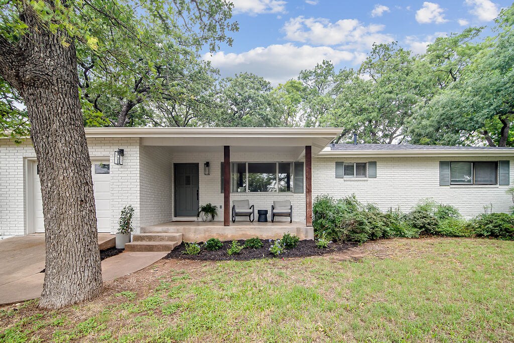 305 Tanglewood Dr in Fredericksburg, TX - Building Photo