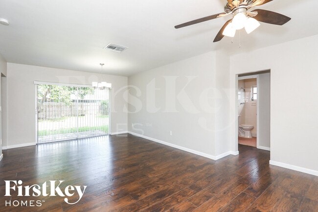 16025 SW 99th Ave in Miami, FL - Foto de edificio - Building Photo