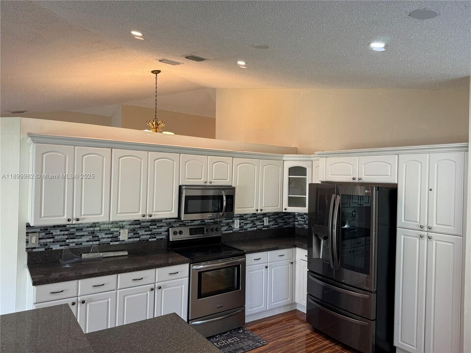 9095 SW 20th St in Miramar, FL - Building Photo