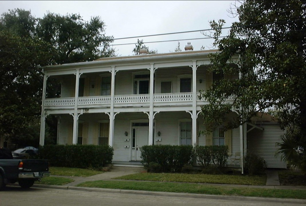 101 N De Leon St in Victoria, TX - Building Photo