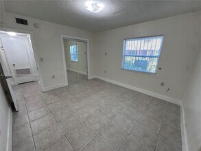 16150 NE 19th Ct in North Miami Beach, FL - Foto de edificio - Building Photo