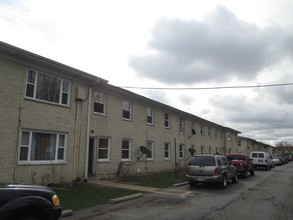 Pinetree Apartments in Hanover Park, IL - Building Photo - Building Photo