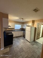 320 Springdale Cir in Biloxi, MS - Foto de edificio - Building Photo