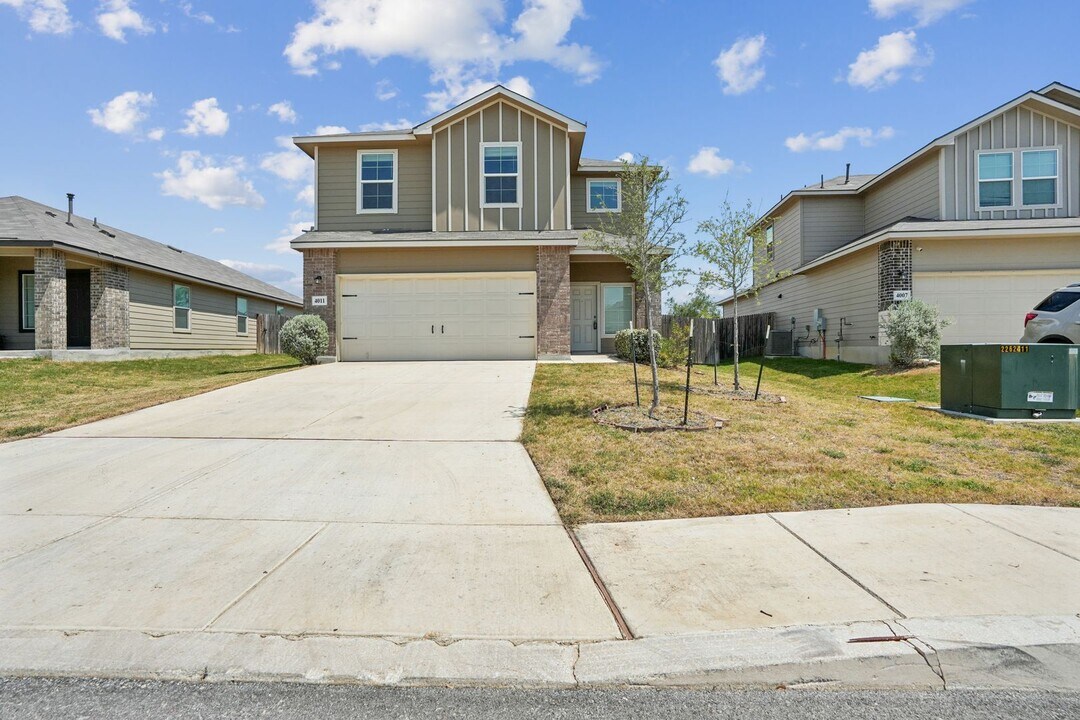 4011 Basil Mdw in Von Ormy, TX - Building Photo