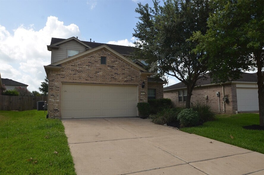 915 Butterfly Ln in Rosenberg, TX - Foto de edificio
