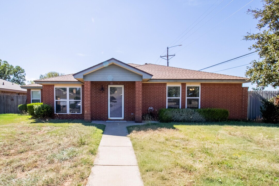5731 95th St in Lubbock, TX - Building Photo