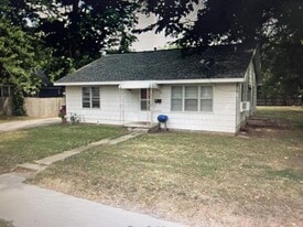 826 W Austin Blvd in Nevada, MO - Building Photo