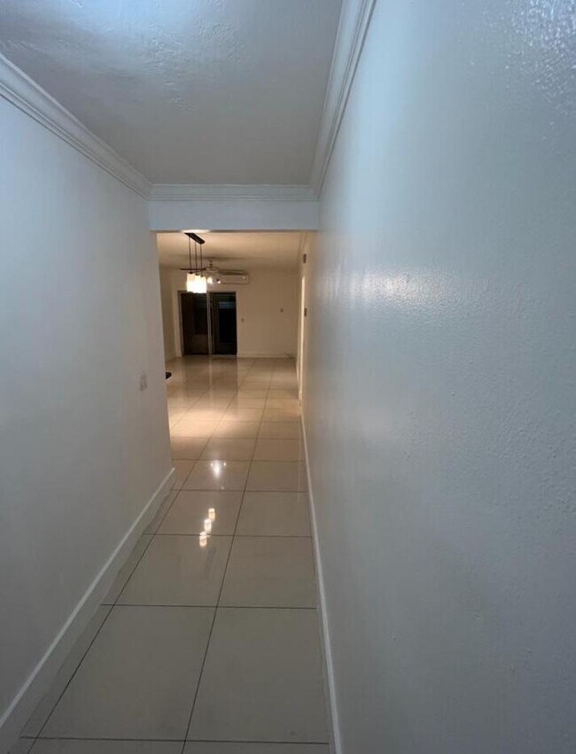 1560 NE 127th St in North Miami, FL - Building Photo - Building Photo