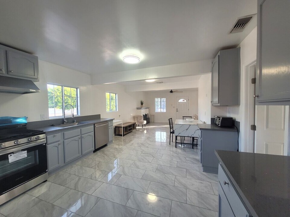 10138 Arleta Ave in Los Angeles, CA - Building Photo