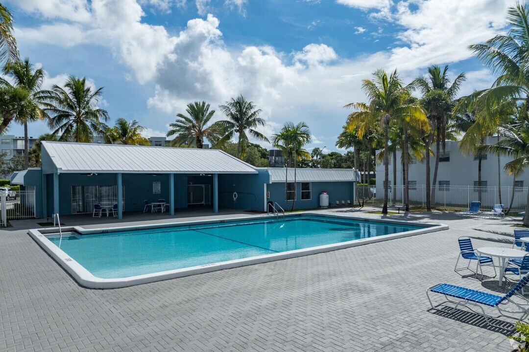 Clear Lake Palms in West Palm Beach, FL - Building Photo