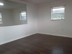 1081 Brown Rd in Lantana, FL - Building Photo - Building Photo