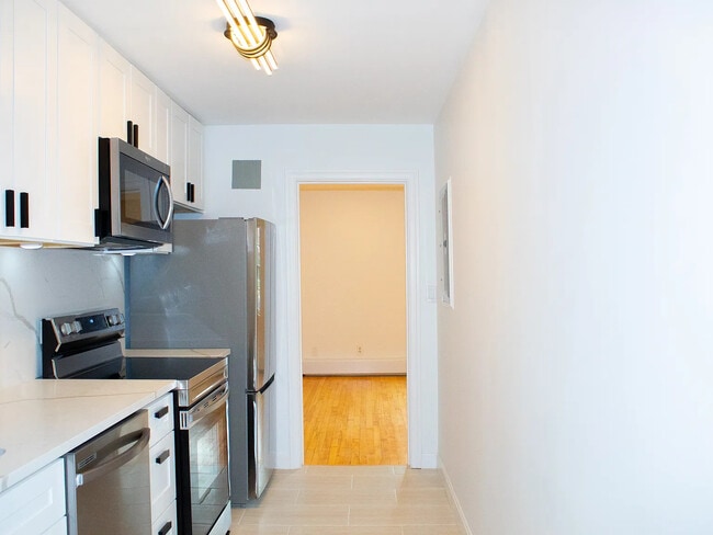 33 Hammond Pond Pky, Unit #2 in Chestnut Hill, MA - Building Photo - Building Photo