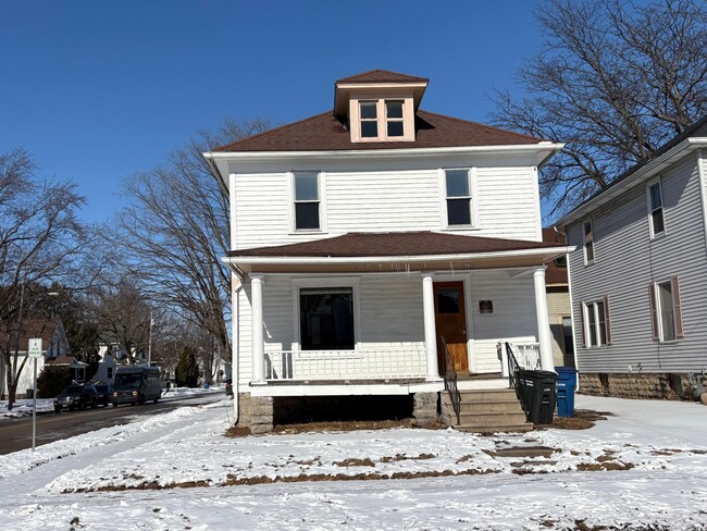 1131 Wisconsin St in Oshkosh, WI - Building Photo - Building Photo