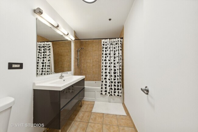 630 N Franklin St, Unit 810 in Chicago, IL - Building Photo - Building Photo