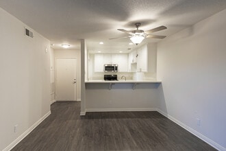Rose Pointe Apartments in Fullerton, CA - Foto de edificio - Building Photo