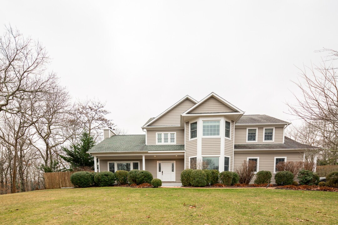 8 Mountain Laurel Ln in Southampton, NY - Building Photo