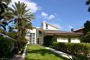 56 Gulf Shore Blvd S in Naples, FL - Foto de edificio - Building Photo