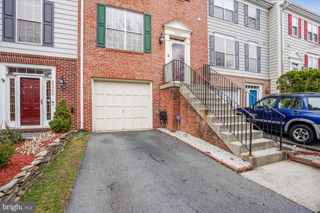 25404 Upper Clubhouse Dr in Chantilly, VA - Building Photo