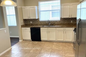 9325 Hunters Park Way in Tampa, FL - Foto de edificio - Building Photo