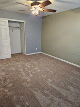 7204 Mountain Den Ave in Las Vegas, NV - Foto de edificio - Building Photo
