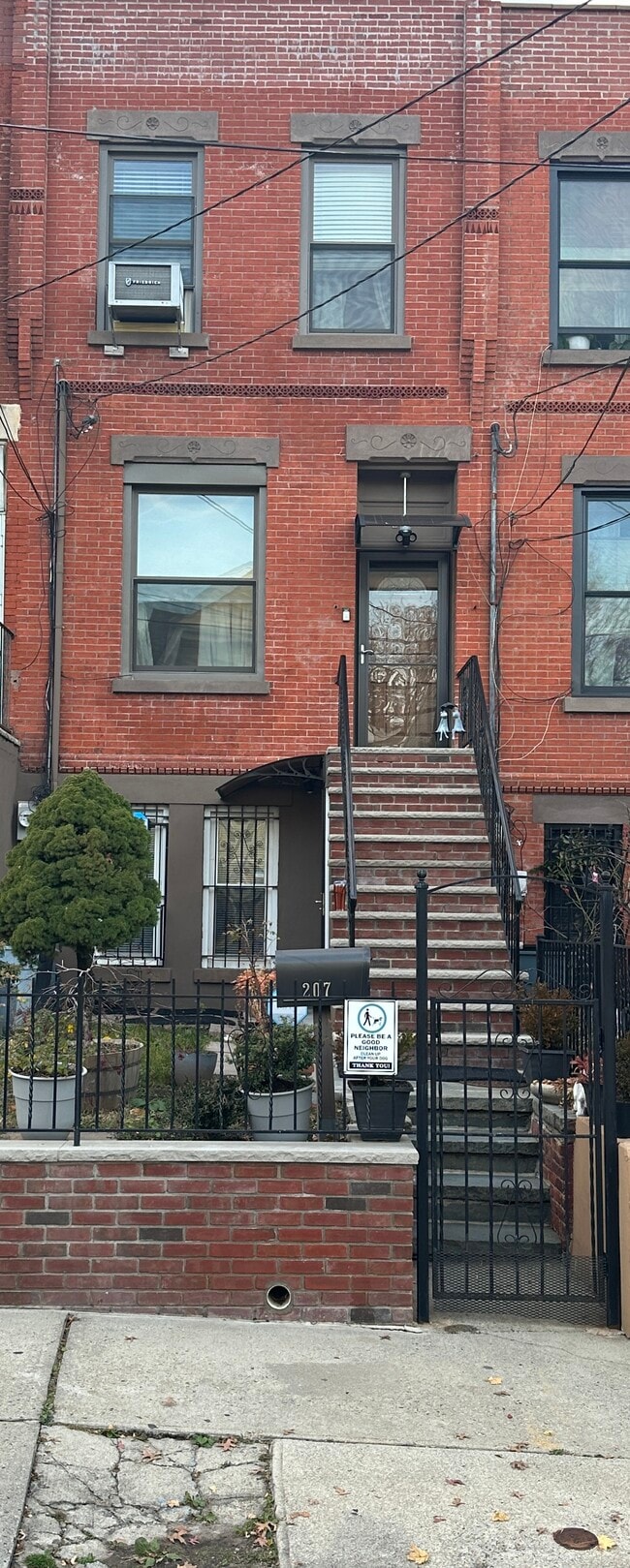 207 Clerk St in Jersey City, NJ - Building Photo - Building Photo