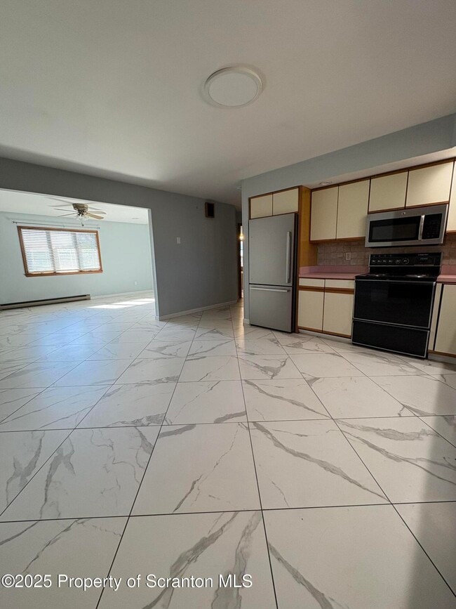 559 Penn Ave in Mayfield, PA - Building Photo - Building Photo