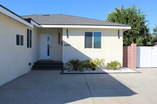 20801 Bassett St in Winnetka, CA - Building Photo