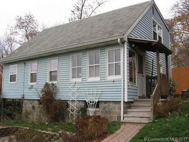 261 Sunnyside Ave in Watertown, CT - Building Photo