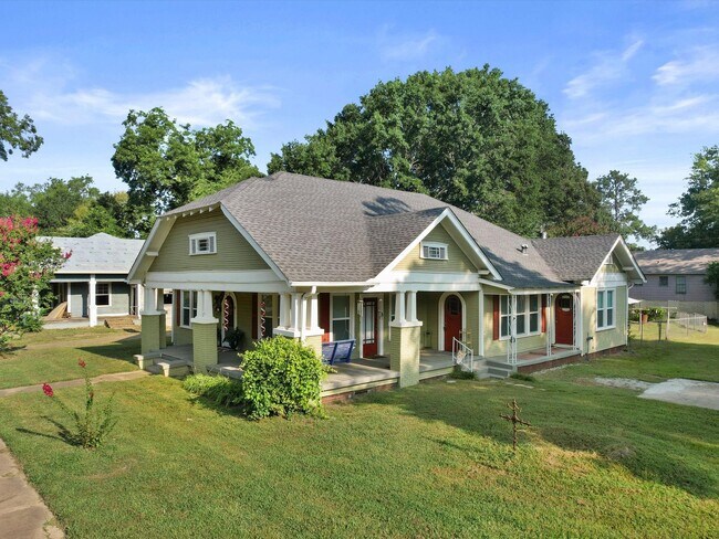 808 W Tyler St in Gilmer, TX - Building Photo - Building Photo