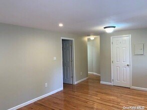 3 Vine Ln in Huntington, NY - Building Photo - Building Photo