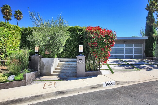 3054 Elvido Dr in Los Angeles, CA - Building Photo - Building Photo