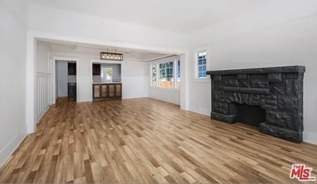 225 W 56th St in Los Angeles, CA - Building Photo - Building Photo