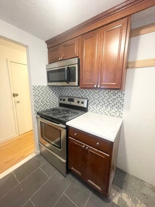 7 Grove St in Boston, MA - Building Photo