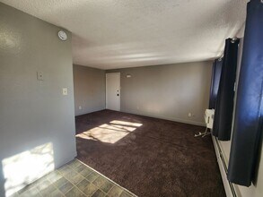 1941 Clinton St in Aurora, CO - Foto de edificio - Building Photo