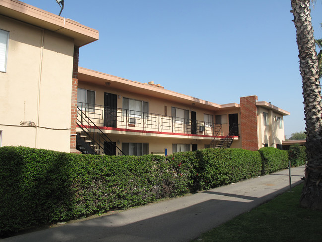 9715-9717 Imperial Hwy in Downey, CA - Foto de edificio - Building Photo