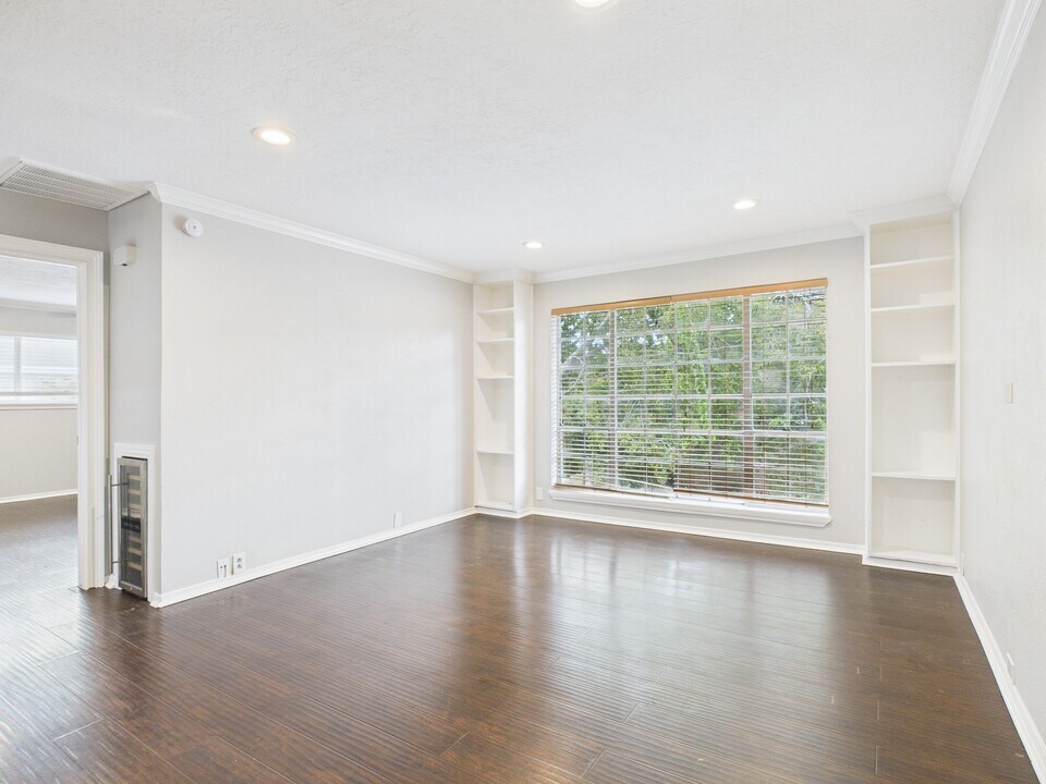 5353 Richmond Ave. in Houston, TX - Building Photo