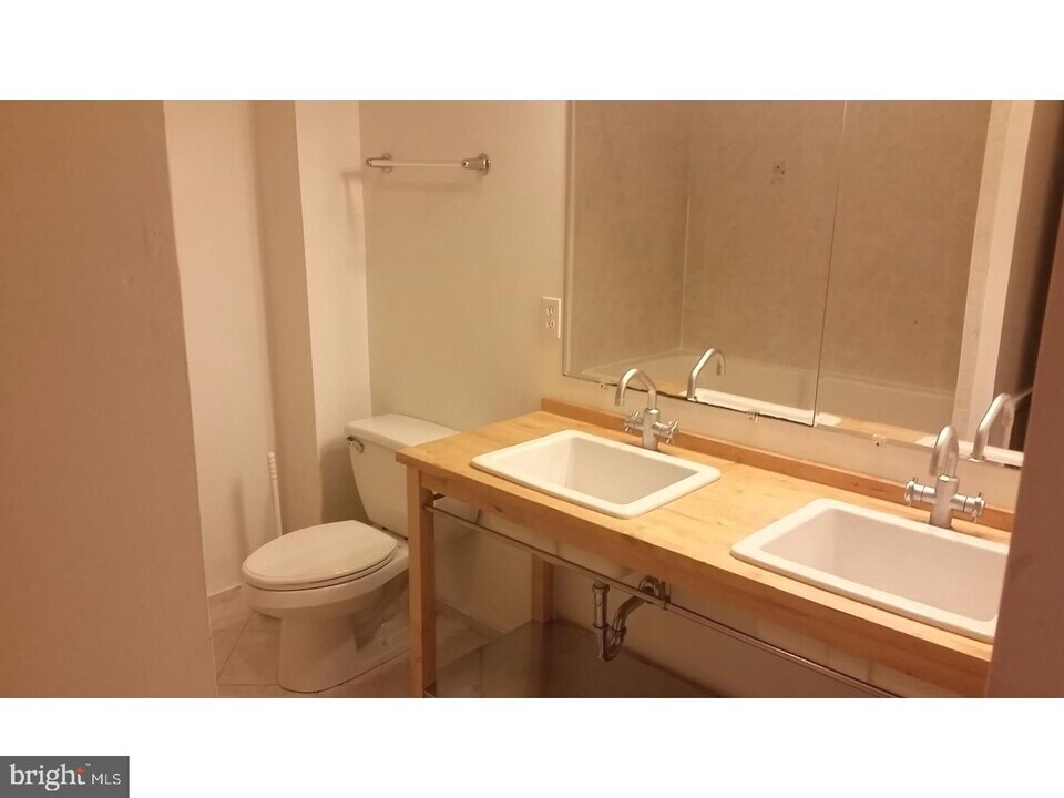 1203 Green St-Unit -2 in Philadelphia, PA - Building Photo