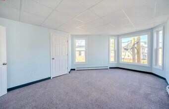 74 Massabesic St, Unit 2 in Manchester, NH - Foto de edificio - Building Photo