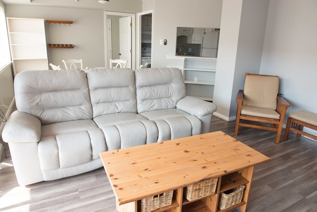 property at 1301 N Courthouse Rd