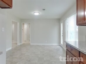 126 Frost Dr in Woodland, CA - Foto de edificio - Building Photo