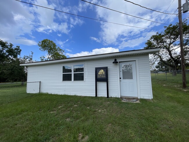 501 FM 315 in Chandler, TX - Foto de edificio - Building Photo