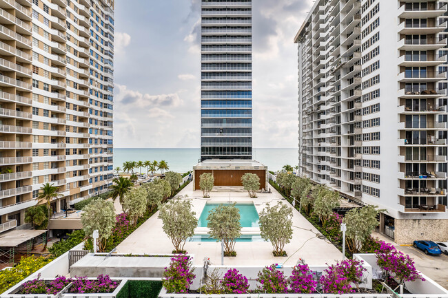 2000 S Ocean Blvd in Hallandale Beach, FL - Building Photo - Building Photo