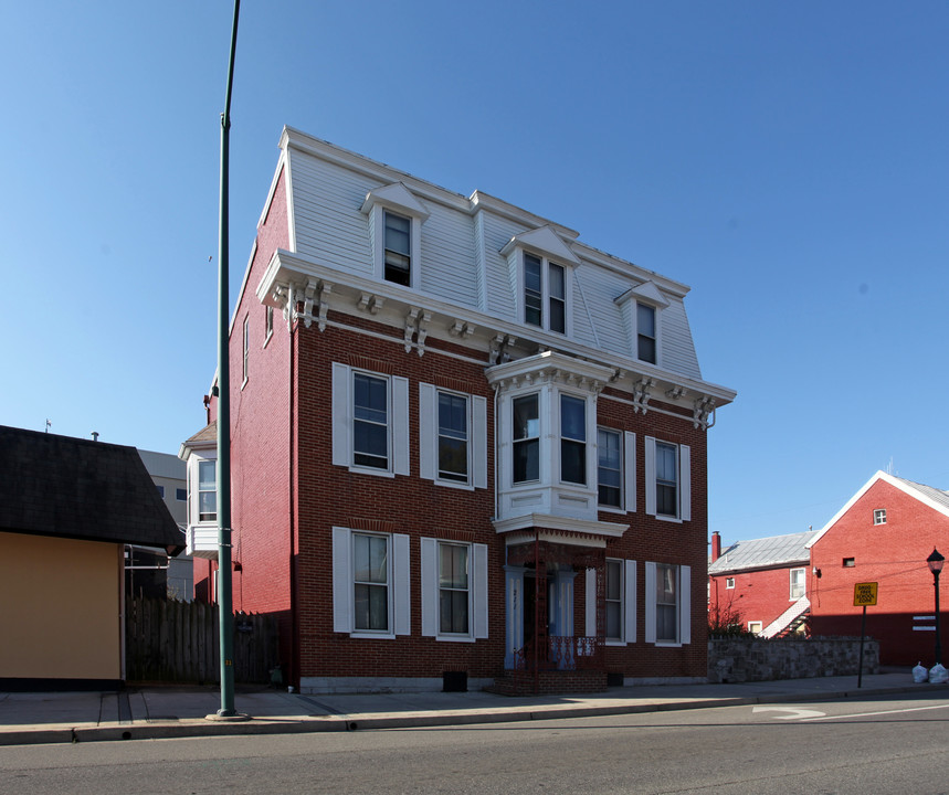 211 W Franklin St in Hagerstown, MD - Building Photo