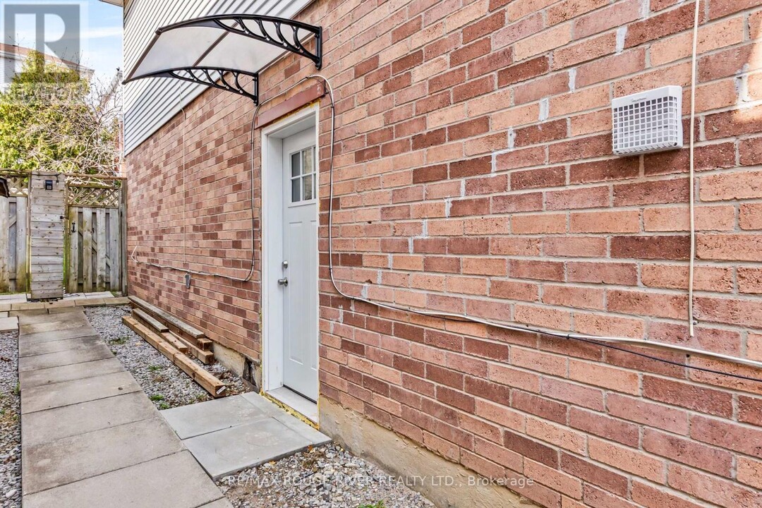 2292 Chapman Ct in Pickering, ON - Building Photo