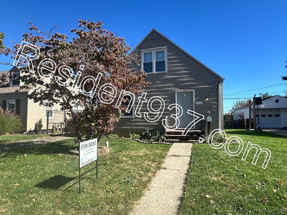 2132 E Bataan Dr in Dayton, OH - Foto de edificio