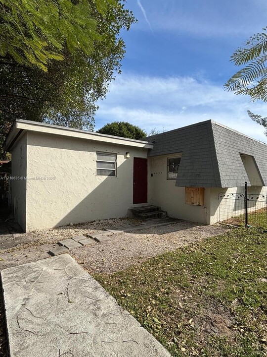 4201 NW 25th Ave in Miami, FL - Building Photo