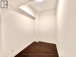 8-308 Manor Rd W in Toronto, ON - Building Photo - Building Photo