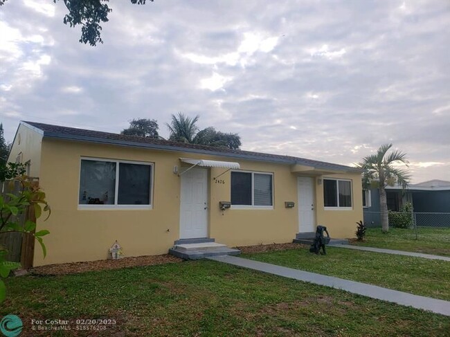 2426 Wilson St in Hollywood, FL - Building Photo - Building Photo