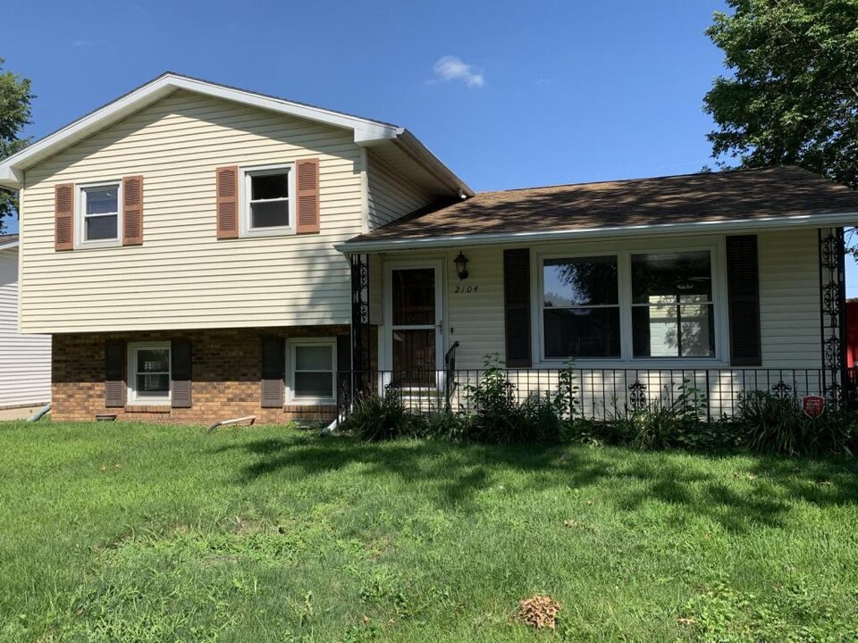 2104 Skipton Rd in Springfield, IL - Building Photo